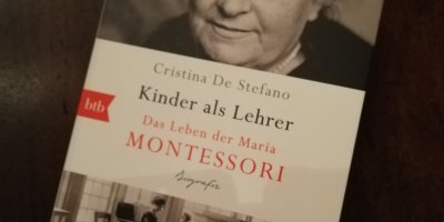 Maria Montessori beobachtete Kinder und entwickelte eine Pädagogikmethode