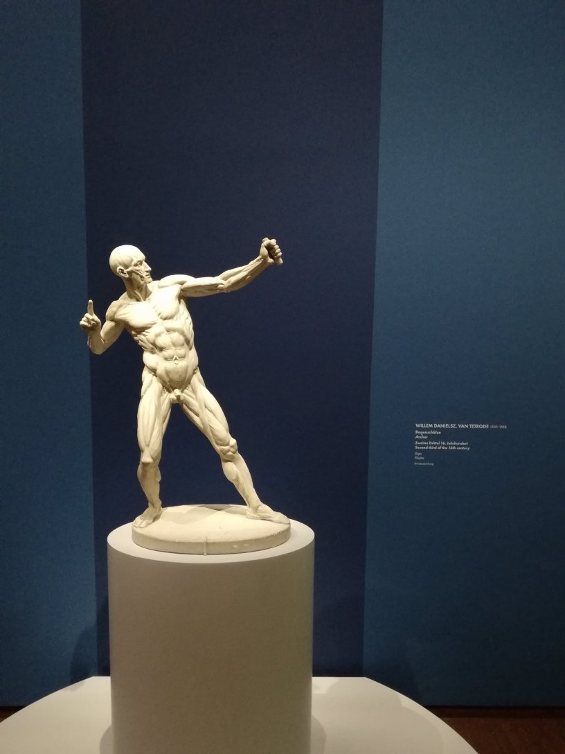 Eine Figur aus der Ausstellung Michelangelo und die Folgen in der Albertina, bis 14.1.2024.